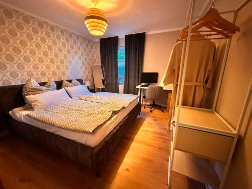 un dormitorio con una cama en una habitación en Casa Westerwohl, en Dierdorf