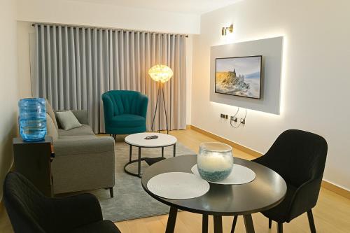 een woonkamer met een bank, een tafel en stoelen bij Azania Homes Residence-Opposite Movenpick Hotel in Nairobi