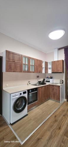 a kitchen with a washer and a dishwasher at Divine place Majestic 90 in Pomorie