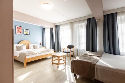 ein Hotelzimmer mit zwei Betten und einem Tisch in der Unterkunft Garner Hotel Dusseldorf - Main Station by IHG in Düsseldorf