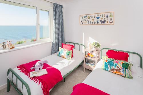 Ένα ή περισσότερα κρεβάτια σε δωμάτιο στο NEW Luxury Beachfront House sleeps 8 Exmouth Devon
