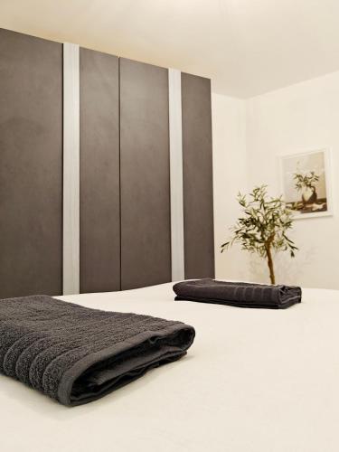 ein Schlafzimmer mit einem Bett, auf dem eine Decke liegt in der Unterkunft Nova in Qala