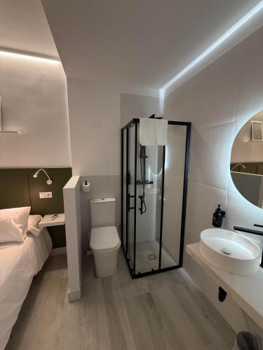 un bagno con doccia, WC e lavandino di La Posada a Úbeda