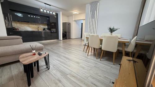 un salon avec un canapé, une table et des chaises dans l'établissement City Place Luxury, à Târgovişte