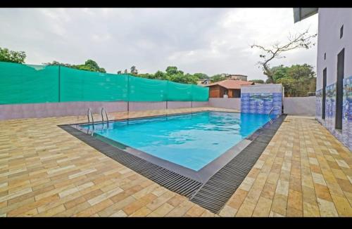 Bazén v ubytování Balaji Excellency Resort nebo v jeho okolí