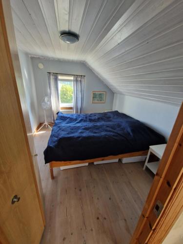 a bedroom with a large bed in a small room at Boende på SydKoster med havsutsikt och nära till bryggor in Strömstad