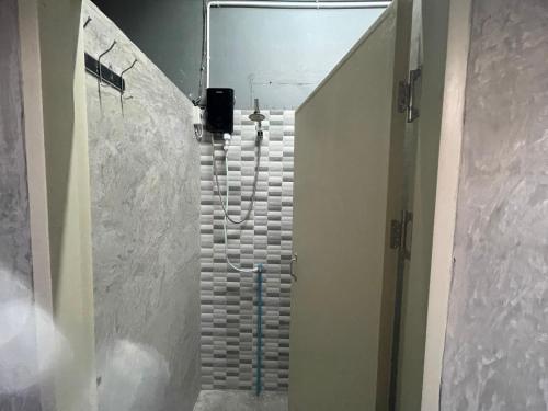 bagno con cabina doccia e doccia di Poppy hostel a Pai