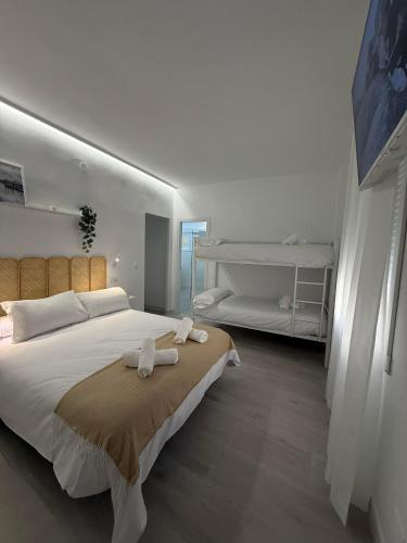 una camera da letto con un letto grande con asciugamani sopra di La Posada a Úbeda