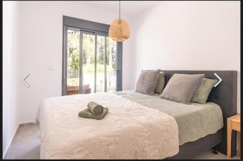 a bedroom with a bed with a hat on it at Lagune apartment in Santiago de la Ribera