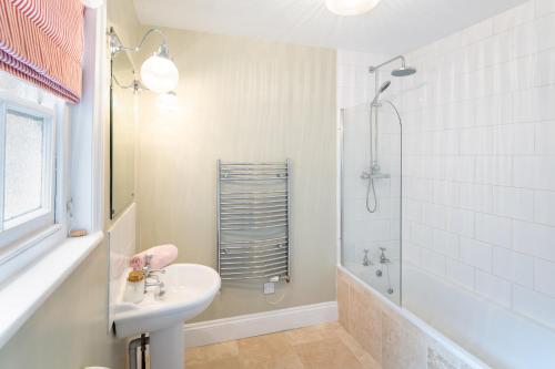 Ένα μπάνιο στο Large flat, central Exeter, sleeps 6, garden