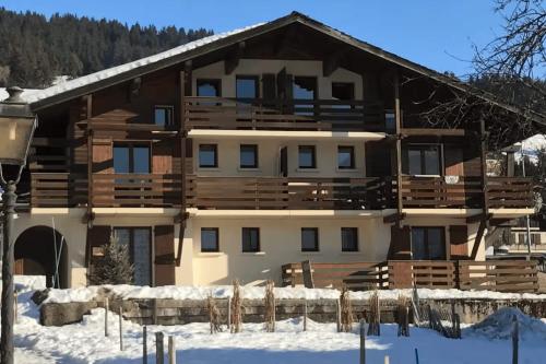 クレスト・ヴォランにあるAlpine stay at the foot of the slopesの雪の家