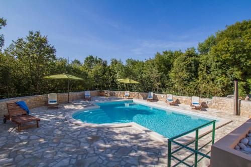 Villa Ana, Spacious 5 Bedroom Retreat with Access to 2 Shared Pools