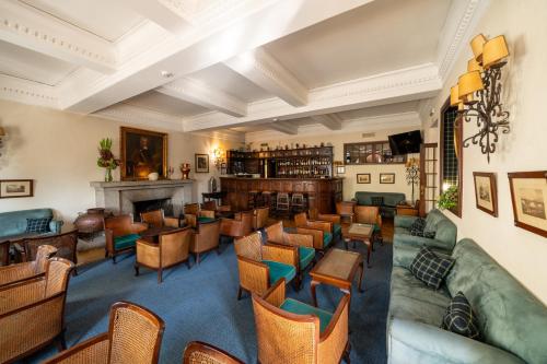 a lobby with a bar and a waiting room at Hotel Urgeirica in Nelas