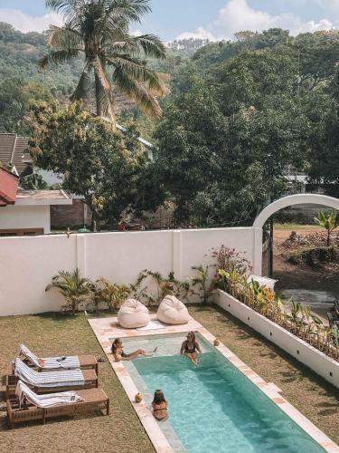 Πισίνα στο ή κοντά στο Niwa - A quiet oasis in the heart of Kuta Lombok