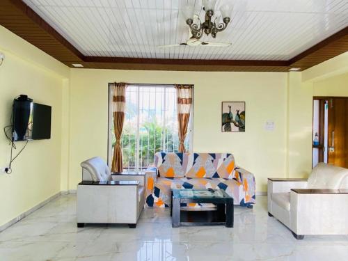 Ruang duduk di ll EMPYREAN STAY ll SUPREME VILLA ll AC 3BHK II PRIVATE POOL