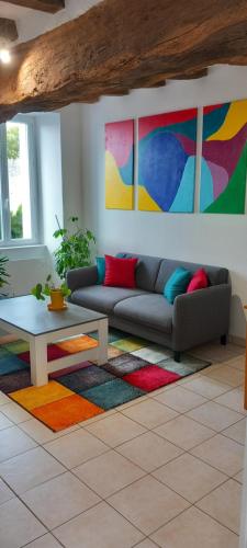 APT Iere ETAGE PARKING PRIVE AVEC GARAGE MOTO VELO的休息区