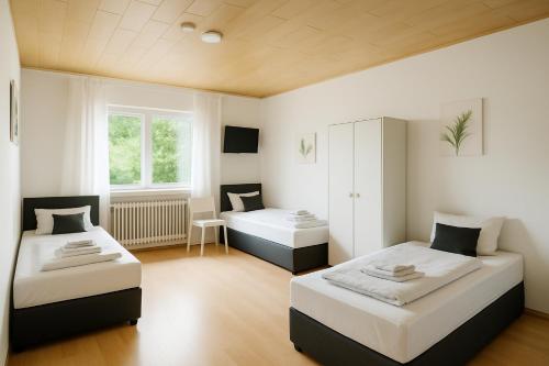 a bedroom with two beds in a room at SUNNYHOME Monteurwohnungen und Apartments in Weiden in Weiden