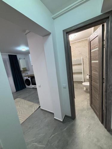 a hallway with a door leading to a bathroom at Cozy Apartment Mureseni in Târgu-Mureş