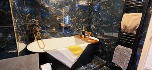 Vannituba majutusasutuses Serenity Cottage A Cosy Retreat in Nottingham - Pass the Keys