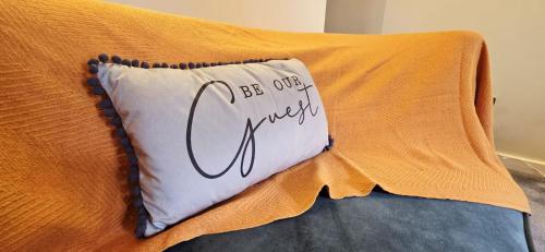 Voodi või voodid majutusasutuse Serenity Cottage A Cosy Retreat in Nottingham - Pass the Keys toas