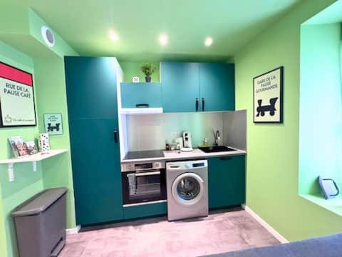 a kitchen with a washer and a washing machine at Le Moonhomepoly, proche centre ville et gare in Mulhouse