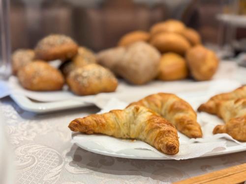 een bord croissants en andere zoete deegwaren op een tafel bij Schlosshotel Ahaus in Ahaus