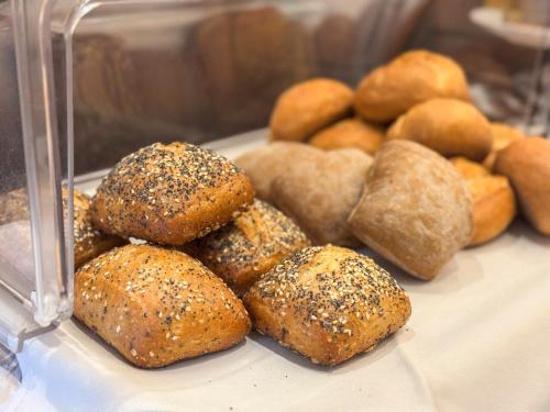 een bord met broodjes en broodjes op tafel bij Schlosshotel Ahaus in Ahaus