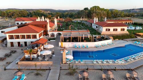 an aerial view of a resort with a swimming pool at Tarihi Kumbaba Otel in Sile