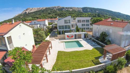 KIANA - Apartment Baska mit Dachterrasse, Meerblick sowie große Poolarea