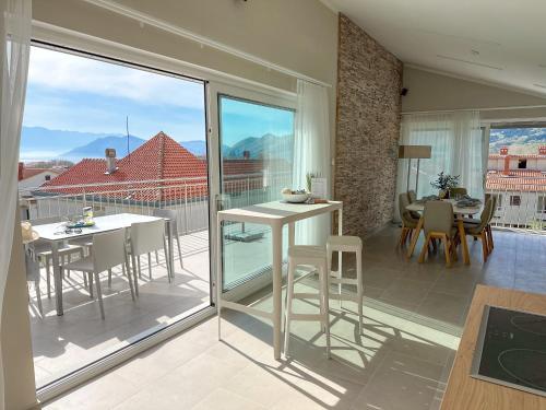 KIANA - Apartment Baska mit Dachterrasse, Meerblick sowie große Poolarea