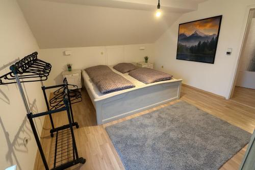 a bedroom with a bed and a painting on the wall at Tor zu Frankreich - Neuburg am Rhein in Neuburg