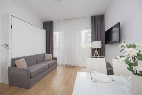 Kasprzaka Air-conditioned Studio with Balcony by Noclegi Renters