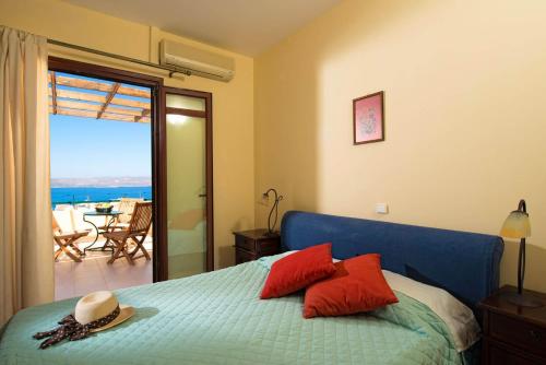 プラカにあるVilla Aphroditeの海の見えるベッドのある寝室
