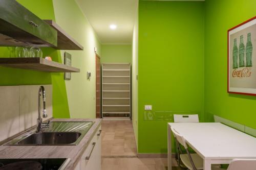 una cocina verde con fregadero y encimera en Appartamento a due passi dal mare. Civitanova M., en Civitanova Marche