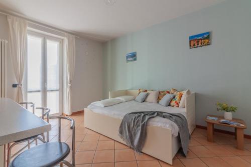 マンデッロ・デル・ラーリオにあるLa Casa sul Fiumeの枕が置かれたベッドのある寝室