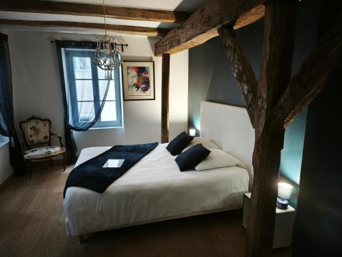 a bedroom with a bed with a tree in it at Domaine du Parc Waechter in Molières