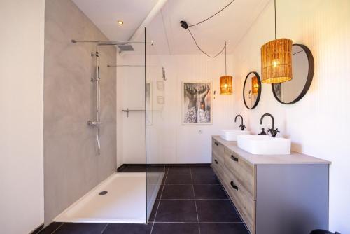un bagno con due lavandini e una doccia di Villa spacieuse avec piscine privée à Toulouse a Tolosa