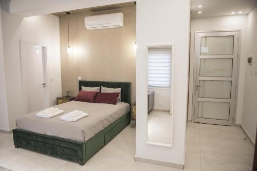 ニコシアにあるSTAY Glam Skin Studioのベッドとタオル2枚のある寝室