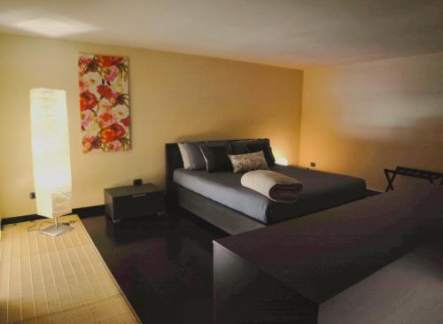 een slaapkamer met een bed en een schilderij aan de muur bij Giacarda Suite in Salerno