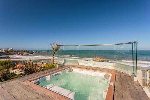 a hot tub with a view of the ocean at Appartement L’Écrin de l’Océan - Welkeys in Biarritz