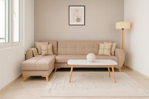 a living room with a couch and a table at Magnifique Appartement a Dely Brahim in Deli Ibrahim
