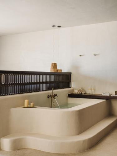 a large bath tub in a room with a sink at Serendi Villas in San Antonio