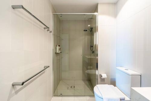 Koupelna v ubytování Queens Wharf City Charm w/ Balcony Views - LV 15