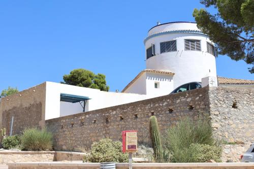 JijonaにあるLa Torre Blaiの壁の上に灯台がある建物