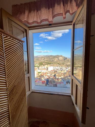 una ventana con vista a una ciudad en La Torre Blai, en Jijona