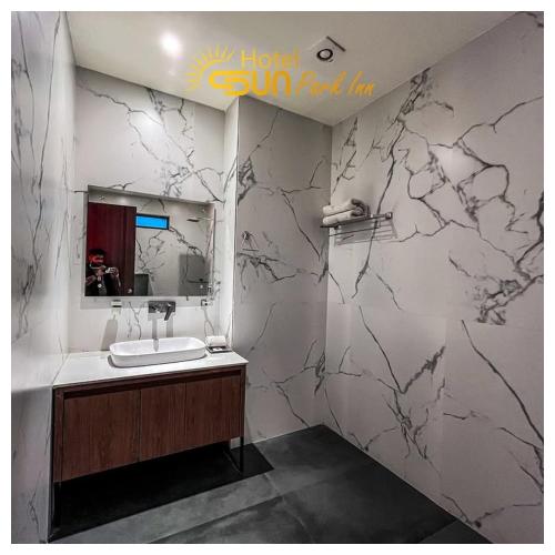 Ένα μπάνιο στο 887 PT AC Hotel in Barnala