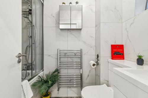a bathroom with a shower and a toilet and a sink at Deluxe Studio Flat - King's Cross - by KeyHol Holiday Let in London