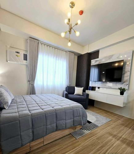 Postel nebo postele na pokoji v ubytování Cozy Condo in Holland Park Southwoods With Pool