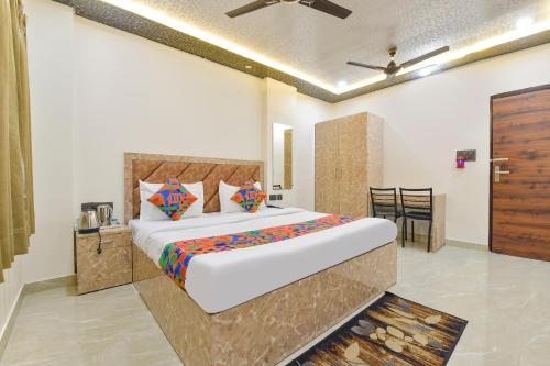 Katil atau katil-katil dalam bilik di FabHotel Govindam Royal Stay