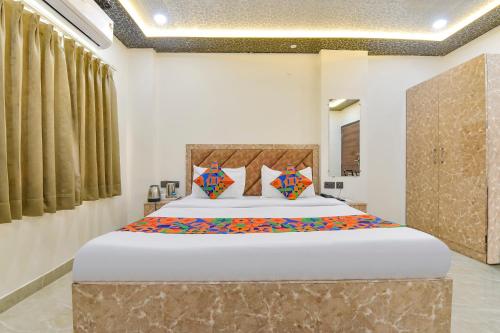 Katil atau katil-katil dalam bilik di FabHotel Govindam Royal Stay